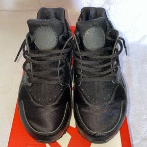 Black Nike Huarache size 8.5
